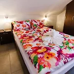 Comfortable Apartment, 5 Bedrooms, Summer Pool