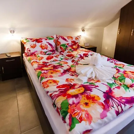 Comfortable Apartment, 5 Bedrooms, Summer Pool