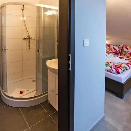 Comfortable Apartment, 5 Bedrooms, Summer Pool *