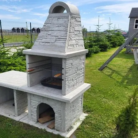 Comfortable Apartment, 5 Bedrooms, Summer Pool Apartman