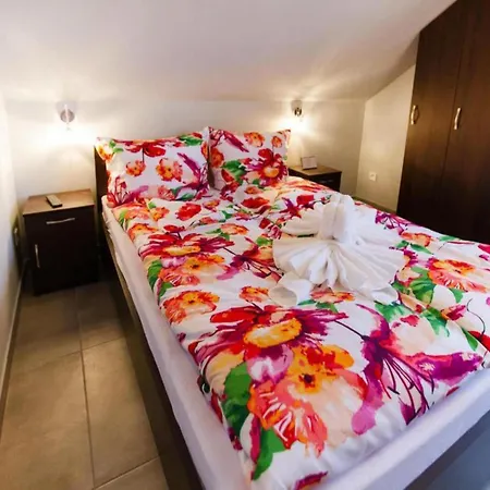 Comfortable Apartment, 5 Bedrooms, Summer Pool *
