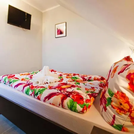 Comfortable Apartment, 5 Bedrooms, Summer Pool Apartamento Gąski