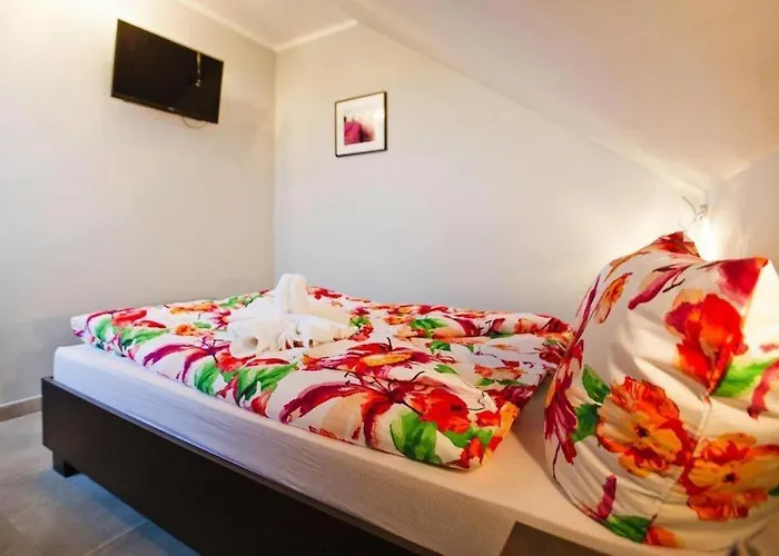 Comfortable Apartment, 5 Bedrooms, Summer Pool Apartment *