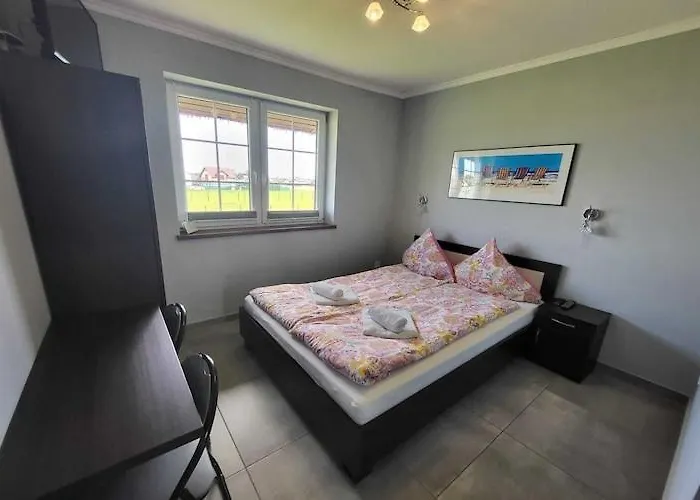 Comfortable Apartment, 5 Bedrooms, Summer Pool Apartment *